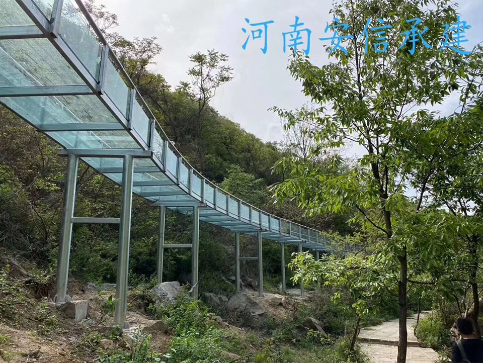 河南南陽(yáng)七峰山景區(qū)空中玻璃漂流